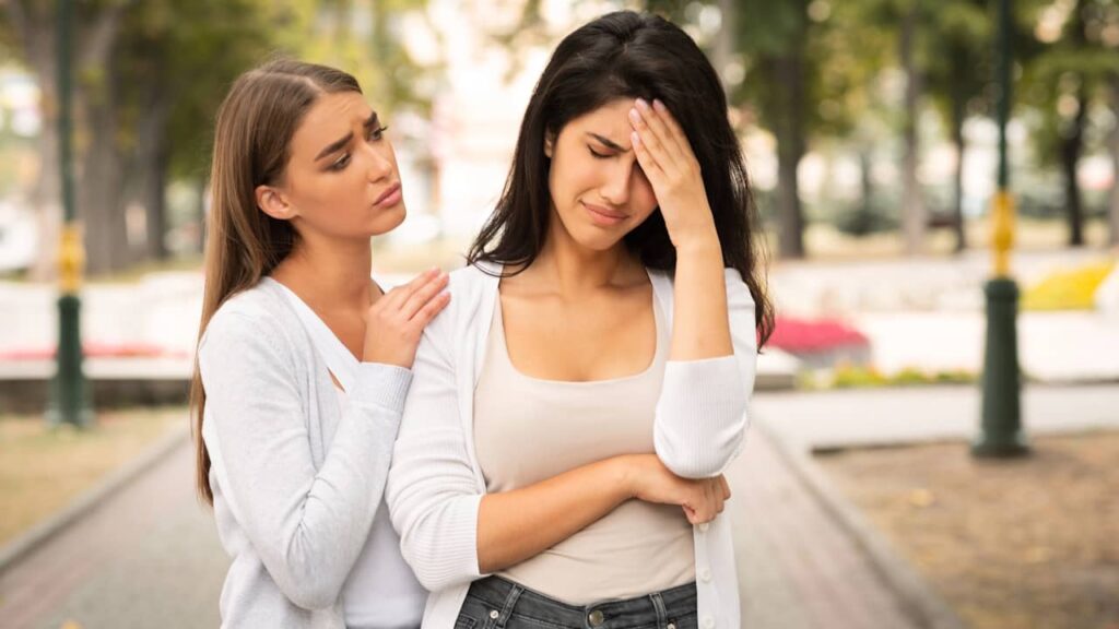 femme console ami triste