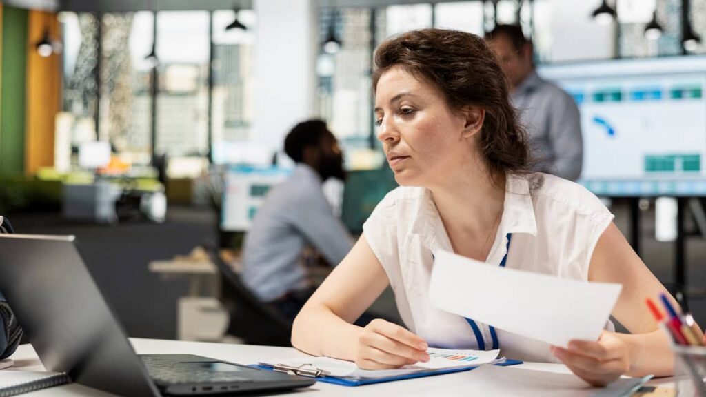 femme ordinateur travail