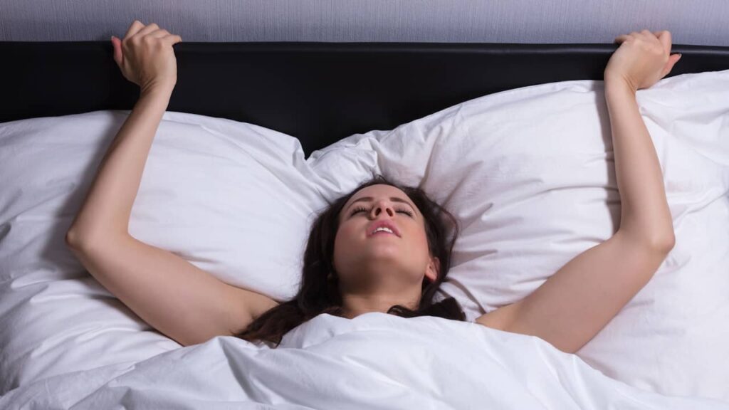 femme orgasme lit