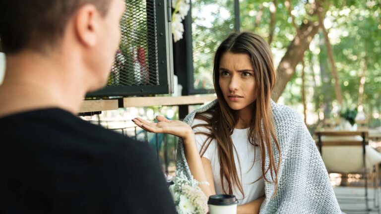 Faut-il se plaindre ou se taire ? Ce que la psychologie nous apprend femme qui se plaint
