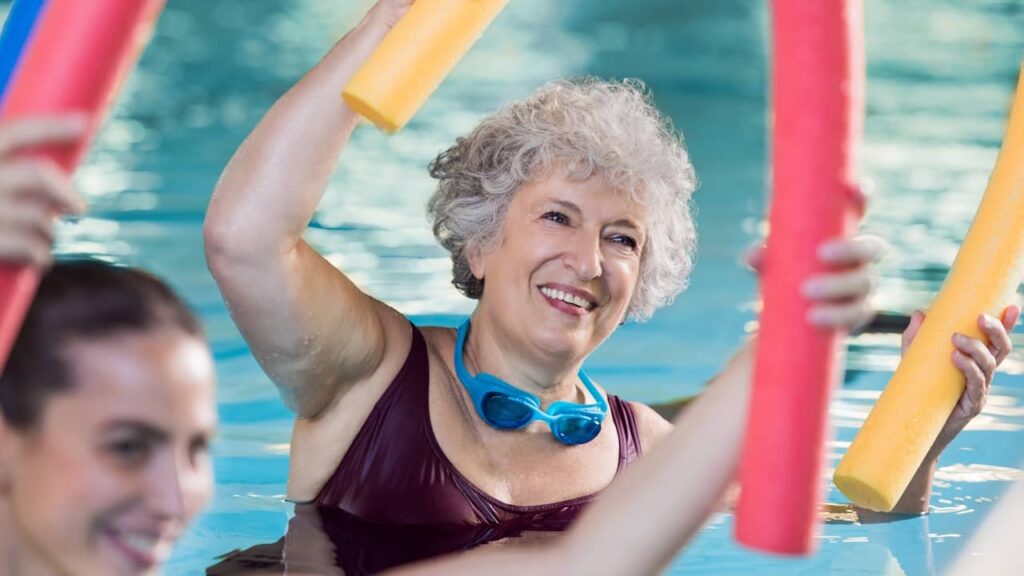 femme senior aquagym piscine