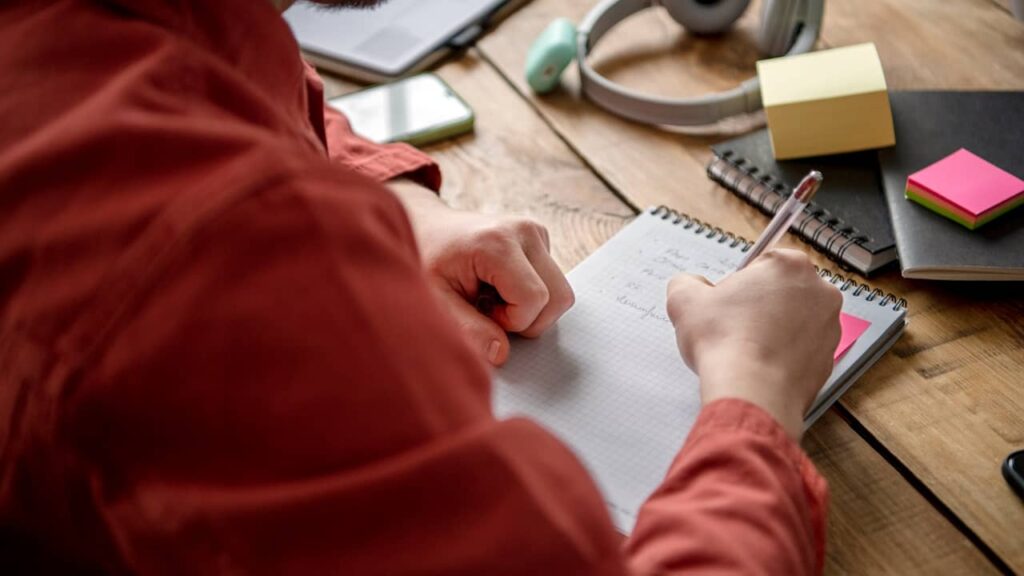 homme prise de notes