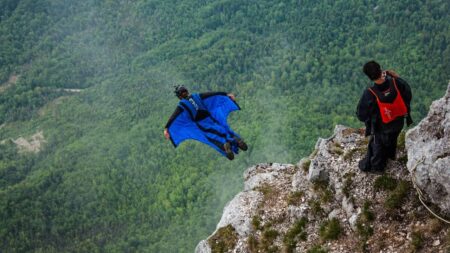 Wingsuit : voler comme un oiseau à plus de 150 km/h, comment fonctionne ce sport extrême ? hommes saut falaise wingsuit