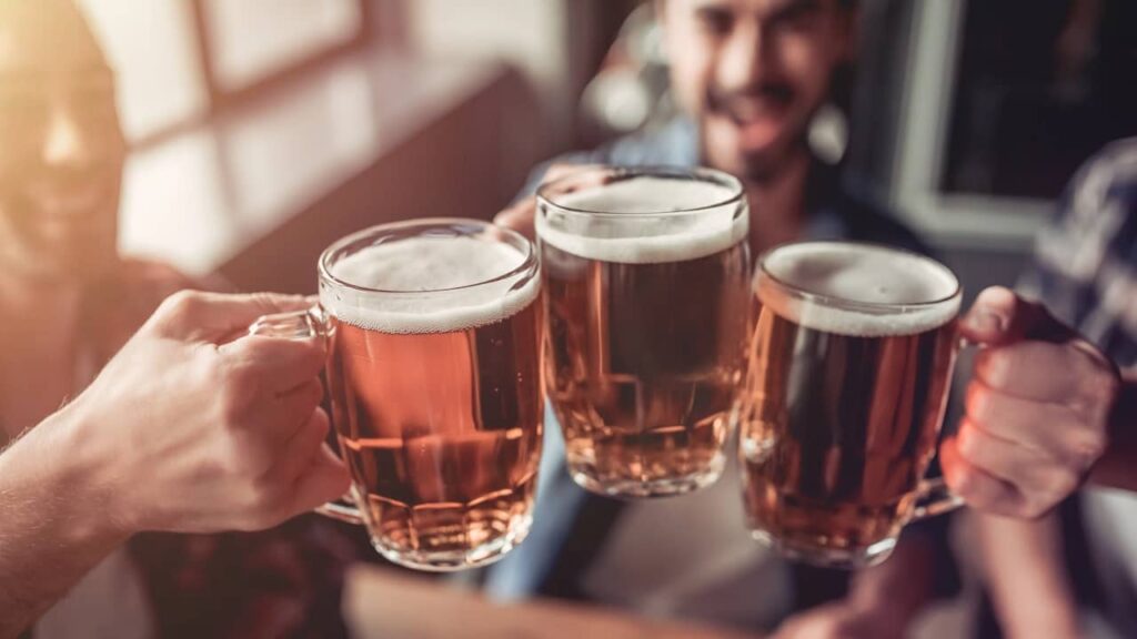 hommes trinquent avec bieres
