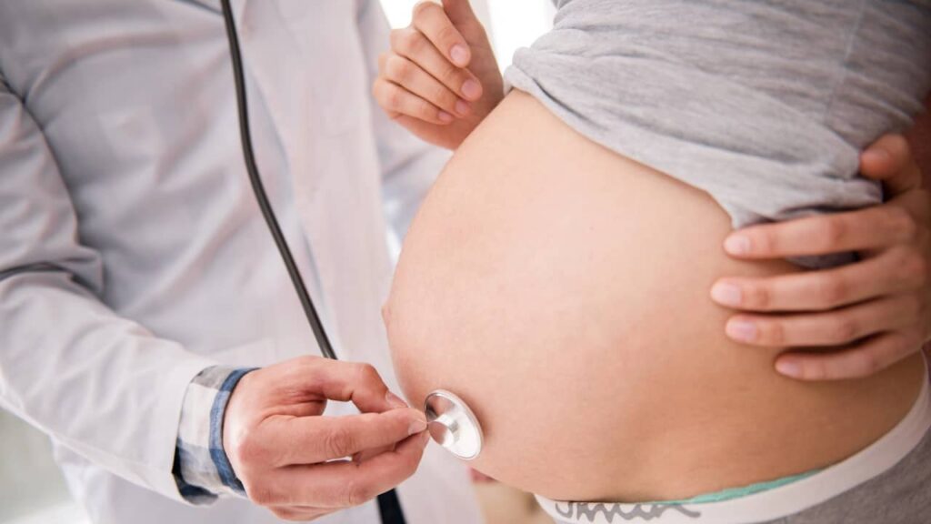 medecin ausculte ventre grossesse