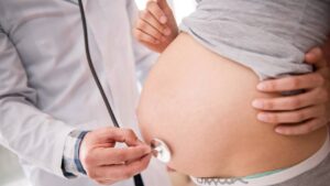 medecin ausculte ventre grossesse