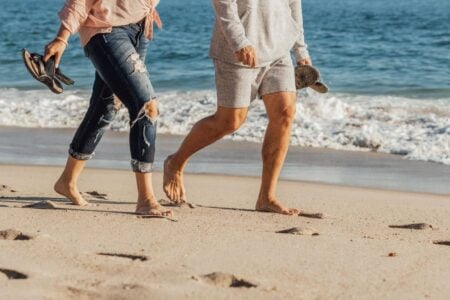Pourquoi marcher pieds nus dix minutes par jour peut renforcer votre équilibre ? Marcher les pieds nus