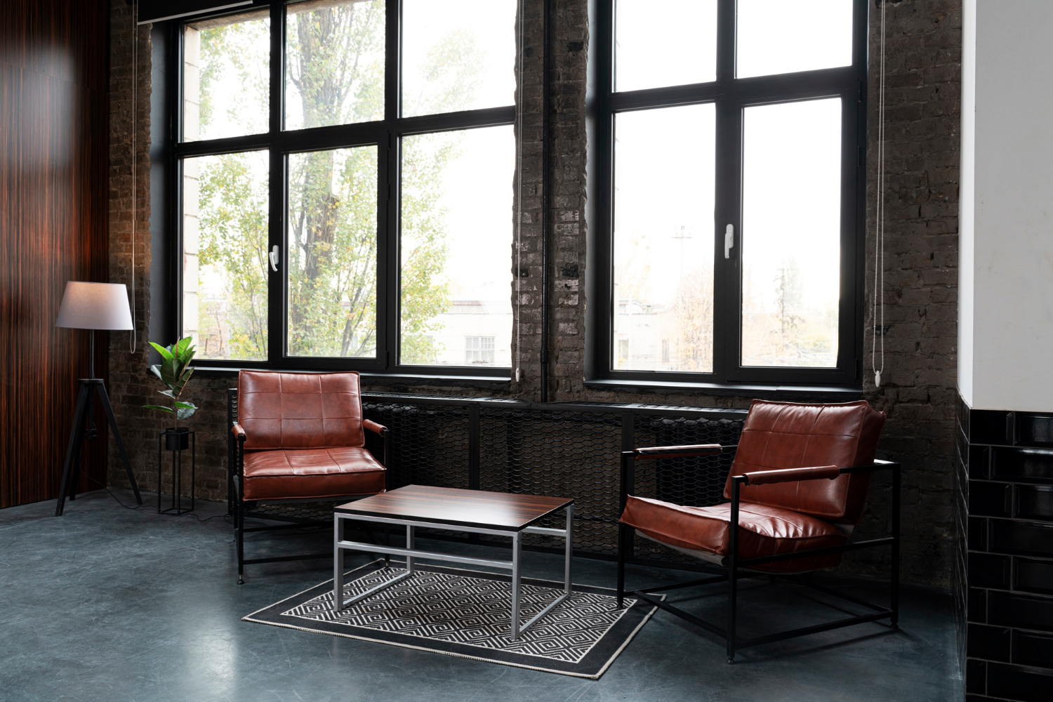 Pièce moderne au look industriel avec quelques meubles en cuir