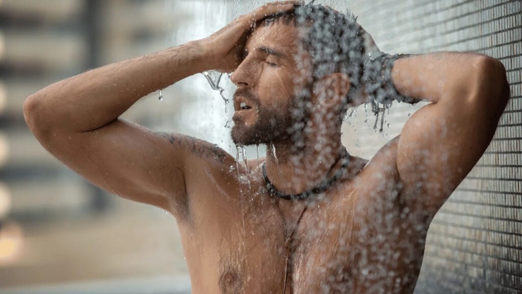 Ces gestes sous la douche peuvent fragiliser votre peau sans que vous le sachiez