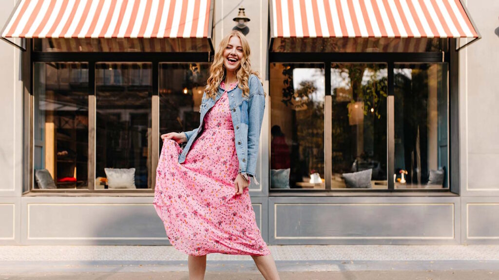 Ces vêtements d'été que vous pouvez encore porter en septembre sans avoir l'air en vacances
