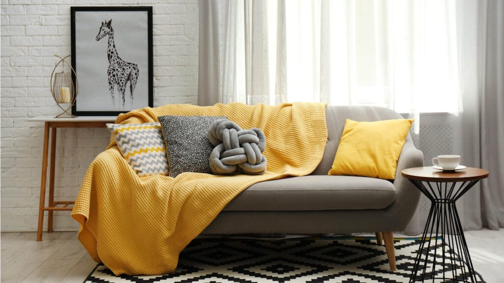 Des coussins et un plaid qui jouent sur les textures