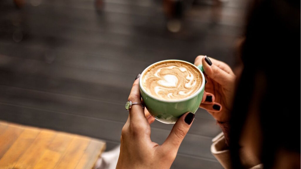 La consommation de caféine peut jouer un rôle