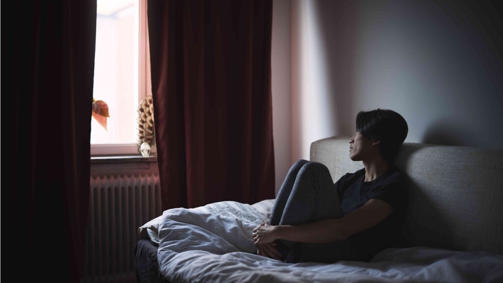 Les habitudes modernes qui rendent les gens plus seuls qu’avant