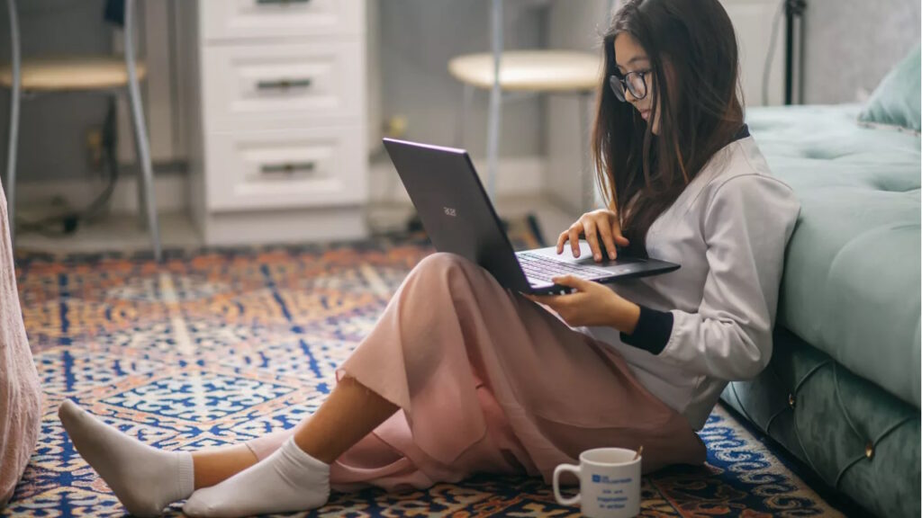 Passer une grande partie de son temps sur les réseaux sociaux
