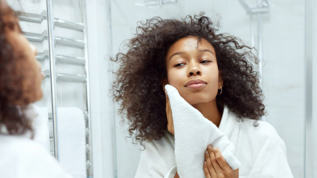 Se frotter vigoureusement avec la serviette après la douche
