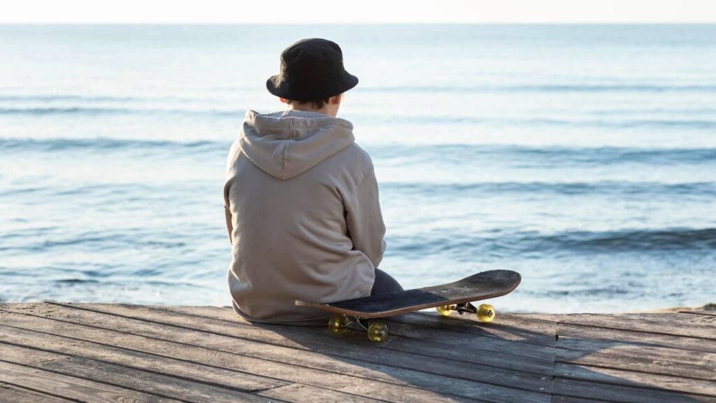 adolescent skate bord mer