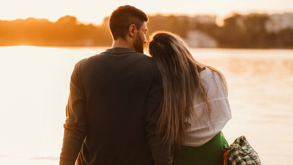 couple coucher soleil