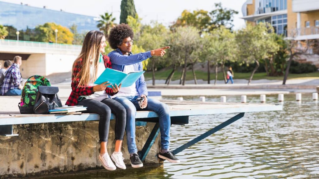 deux etudiants exterieur eau