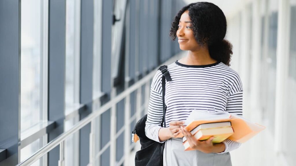 etudiante heureuse livres