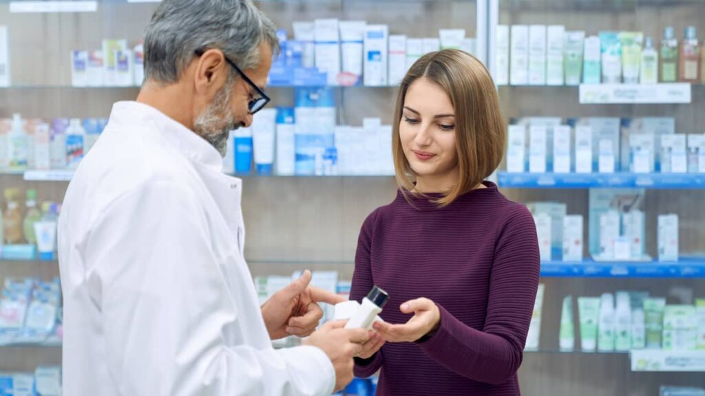 femme ramène médicaments pharmacie