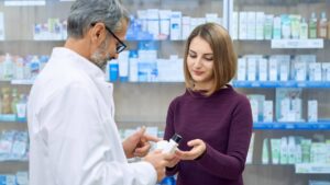 femme ramène médicaments pharmacie