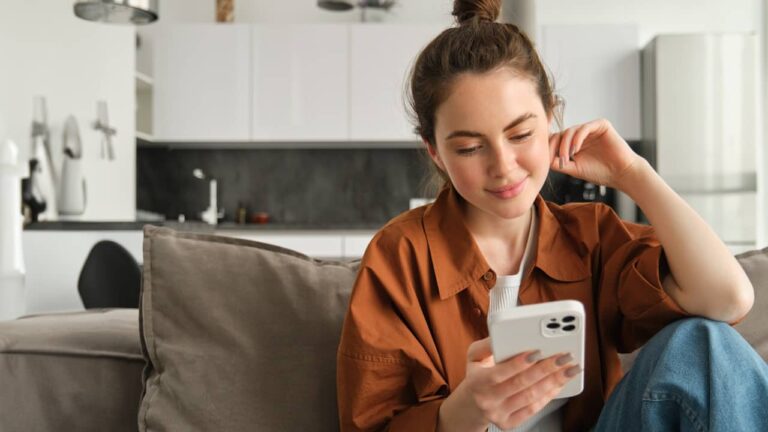 Scrolling : pourquoi est-il si difficile de s’arrêter et quels sont les dangers ? femme sur son telephone