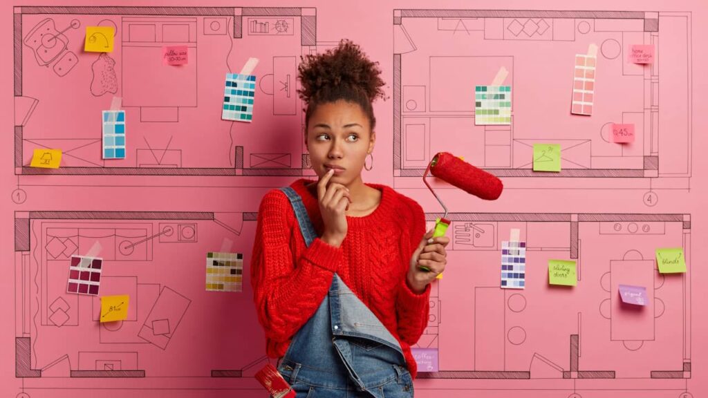 femme travaux plan logement reflexion