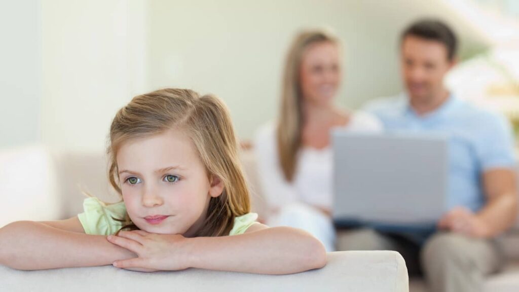 fillette ennuie parents derriere