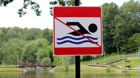 Dangers cachés : pourquoi peut-on se baigner dans certains lacs et pas dans d’autres ? lac baignade interdite