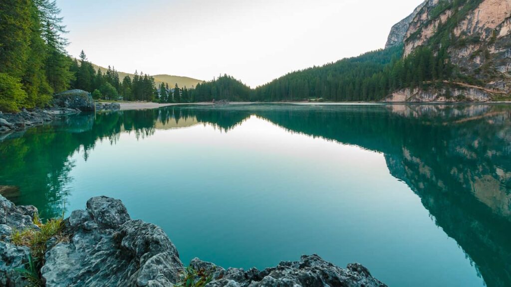 lac bleu translucide
