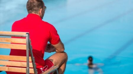 Maître-nageur : ce métier sous-coté recrute à tour de bras et offre de nombreux débouchés maitre nageur piscine surveille