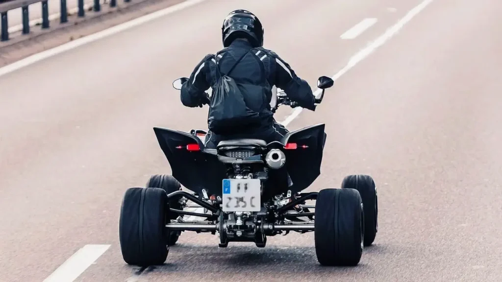 motard en quad sur route avec plaque d'immatriculation