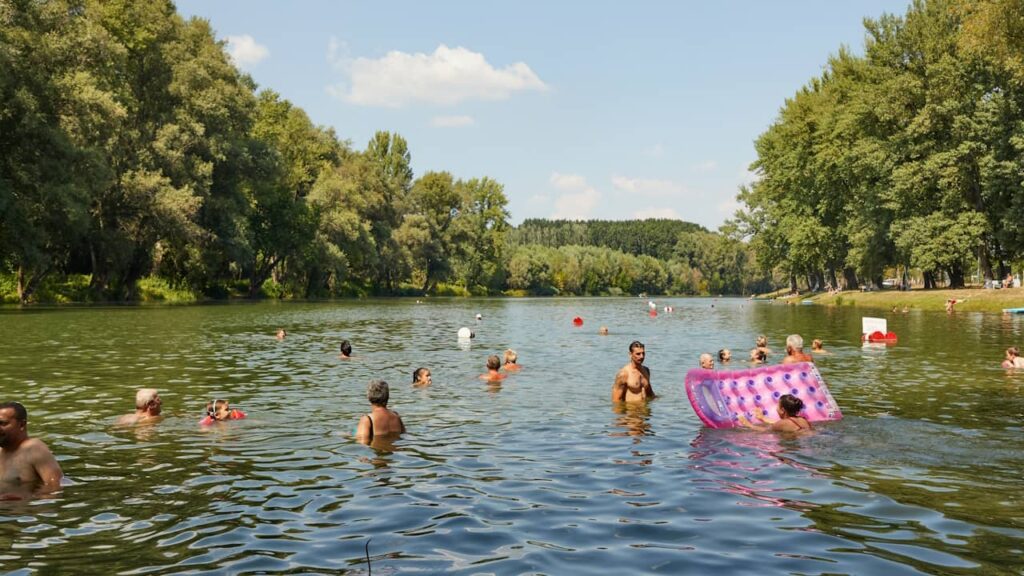 plusieurs personnes eau