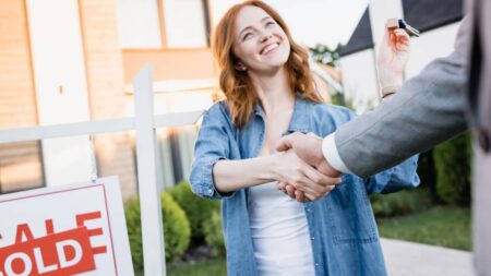 Vente immobilière : qui fait quoi entre l’estimation et la signature chez le notaire ? sold maison vendue femme agent immobilier
