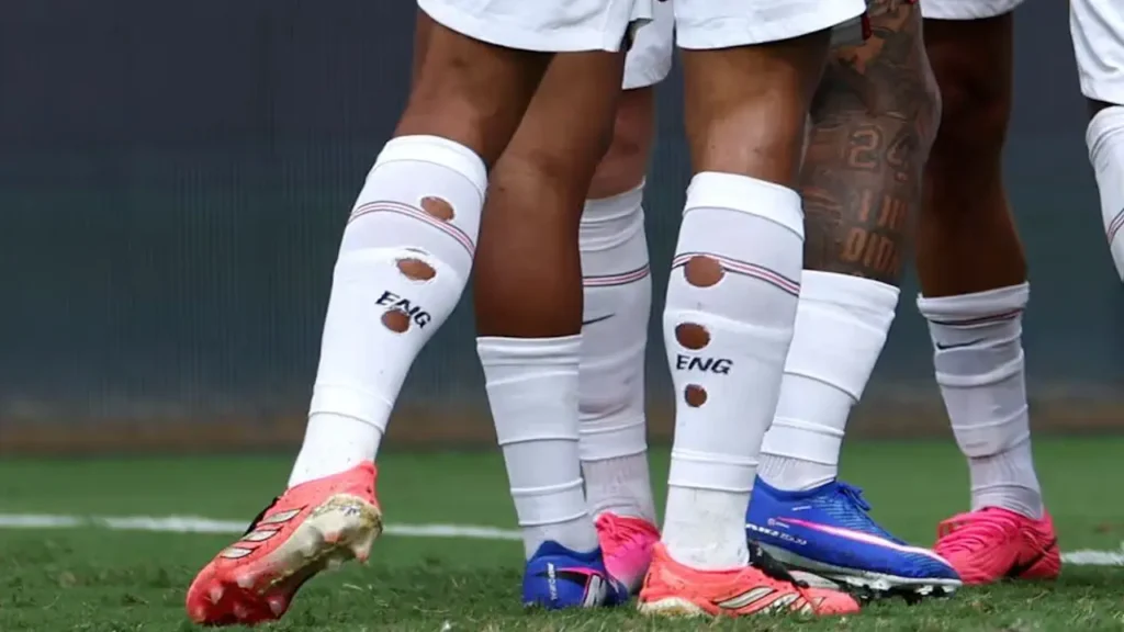 Jude Bellingham joue avec avec des trous dans ses chaussettes