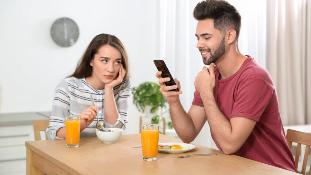 Le téléphone peut nourrir l'insécurité amoureuse