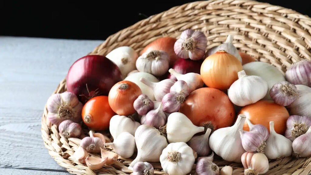 Les oignons et l'ail conservés au mauvais endroit