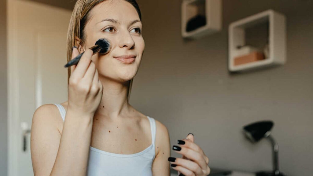 Les retouches répétées peuvent alourdir le maquillage