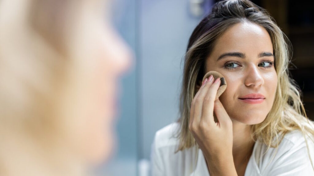 Mettre trop de poudre pour fixer le maquillage