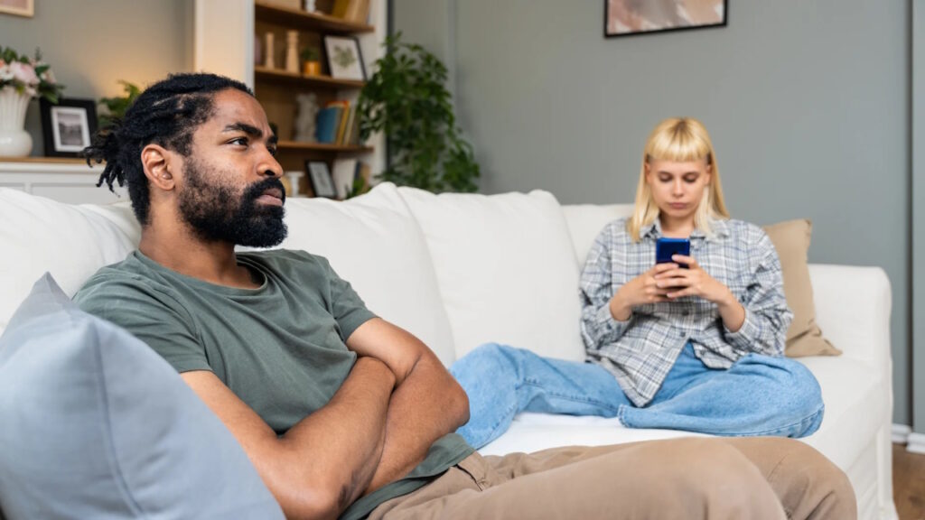 Passer plus de temps sur son téléphone qu’ensemble