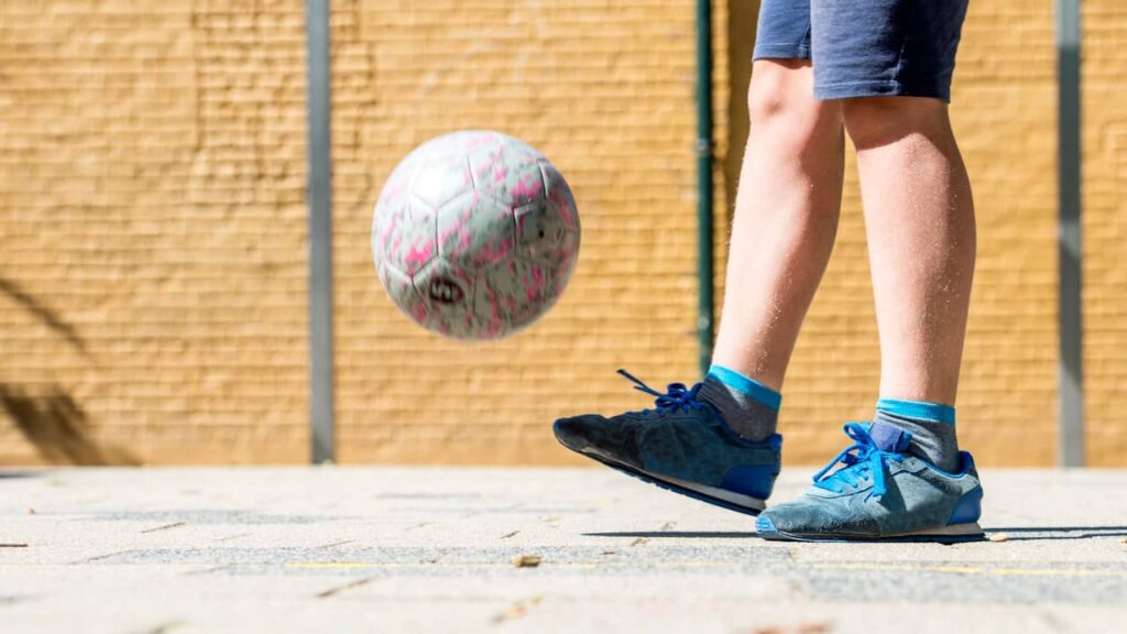 enfant ballon rue foot
