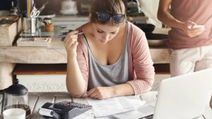femme calcule budget