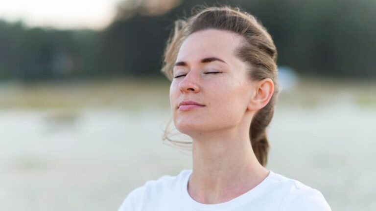 Respiration carrée : comment pratiquer cette technique pour retrouver son calme ? femme respiration