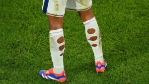 Footballeurs aux chaussettes trouées : la vraie raison
