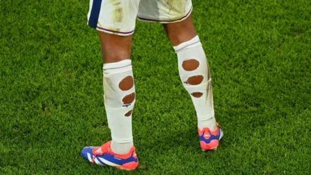 Pourquoi Kyle Walker, Bukayo Saka et Jude Bellingham jouent avec des trous dans leurs chaussettes ? Footballeurs aux chaussettes trouées : la vraie raison
