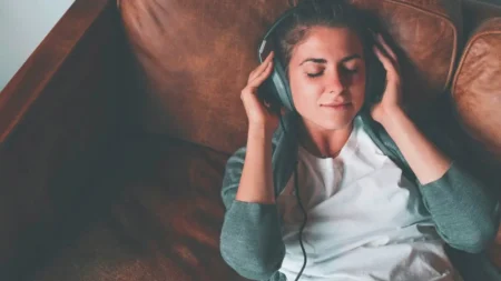 Vous avez des frissons en écoutant certaines chansons ? Votre cerveau n’est peut-être pas câblé comme celui des autres Frissons en écoutant de la musique : ce que dit la science