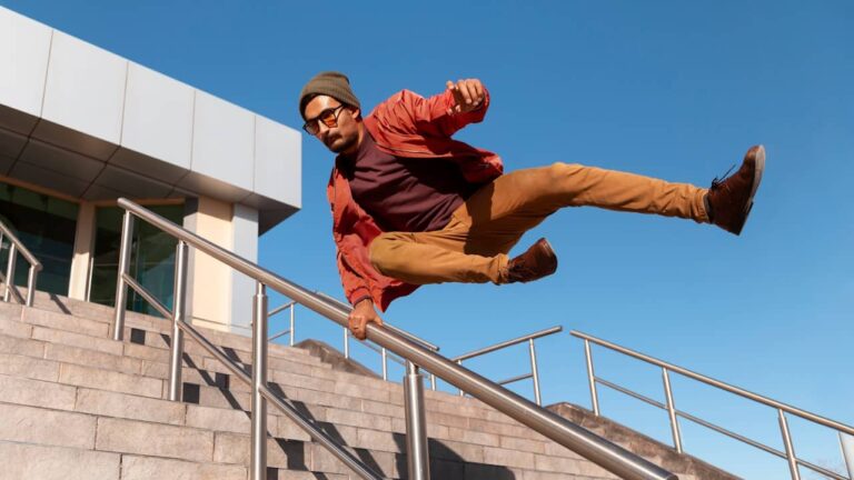 Chase tag : 20 secondes pour s’échapper dans ce jeu du chat devenu un sport spectaculaire homme saute escalier