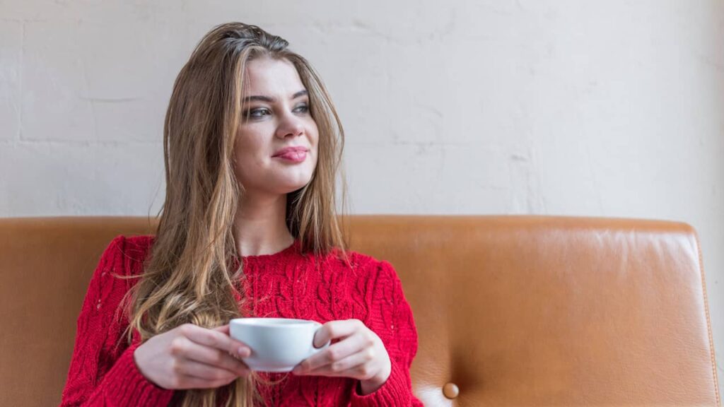 jeune femme profite cafe