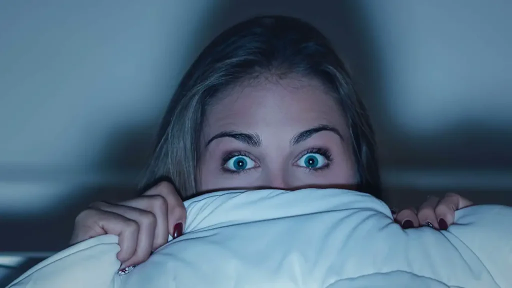 Peur du noir chez l'adulte : pourquoi elle persiste et comment la calmer