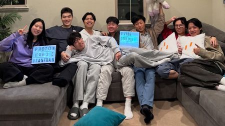 Ce groupe de Gen Z a fondé une startup après s’être fait avoir par une IA Ce groupe de Gen Z a fondé une startup après s'être fait avoir par une IA